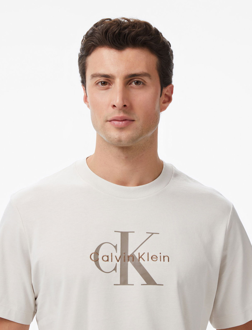 Calvin Klein Hero Monologo Erkek Beyaz T-Shirt Calvin Klein Hero Monologo Erkek Beyaz T-Shirt