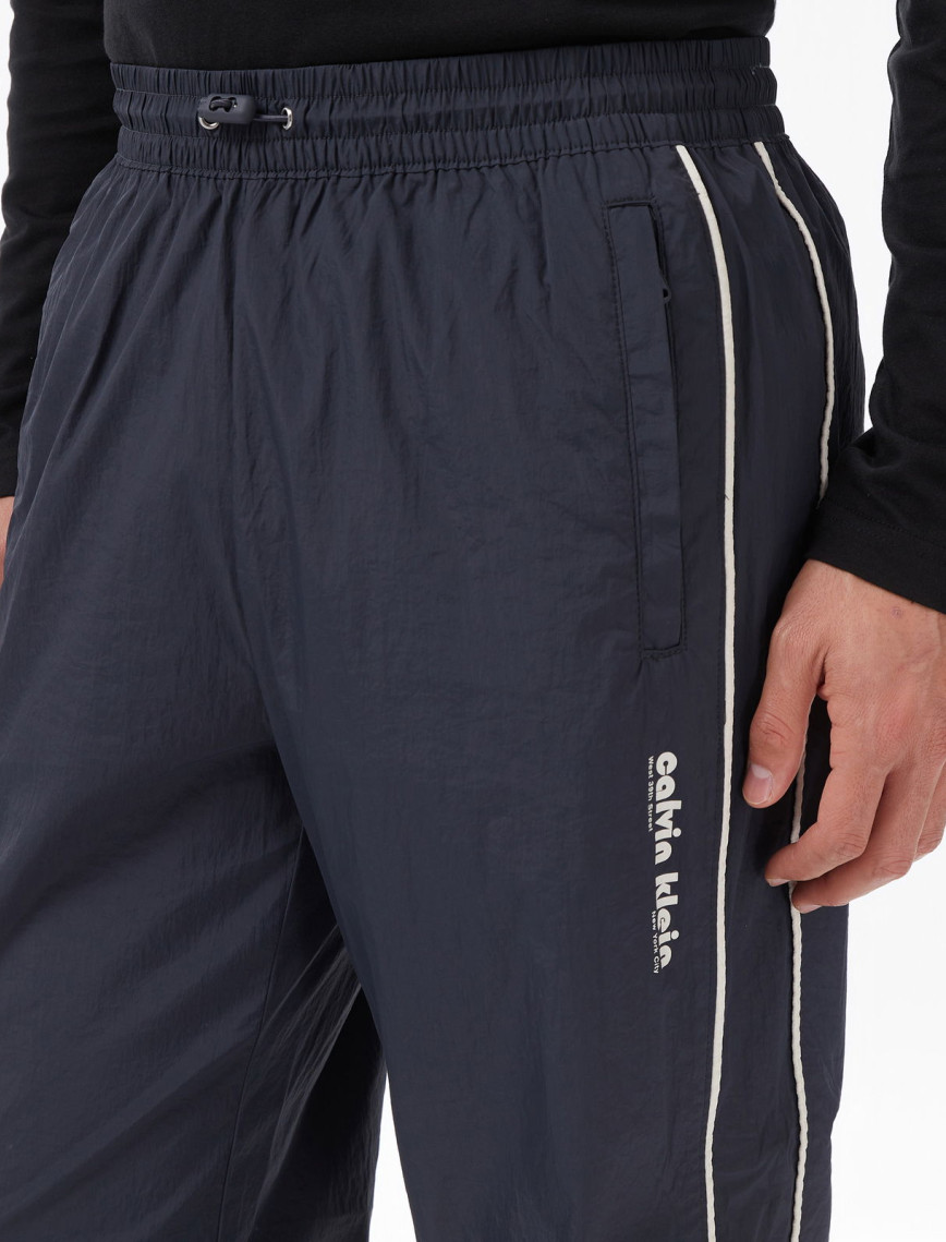 Calvin Klein Relaxed Crinkle Nylon Track Erkek Mavi Pantolon Calvin Klein Relaxed Crinkle Nylon Track Erkek Mavi Pantolon