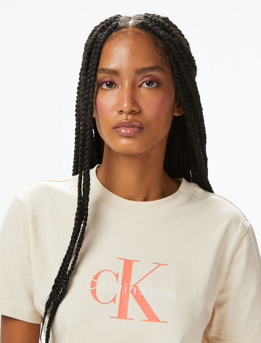 Calvin Klein Hero Classic Monologo Kadın Beyaz T-Shirt Calvin Klein Hero Classic Monologo Kadın Beyaz T-Shirt
