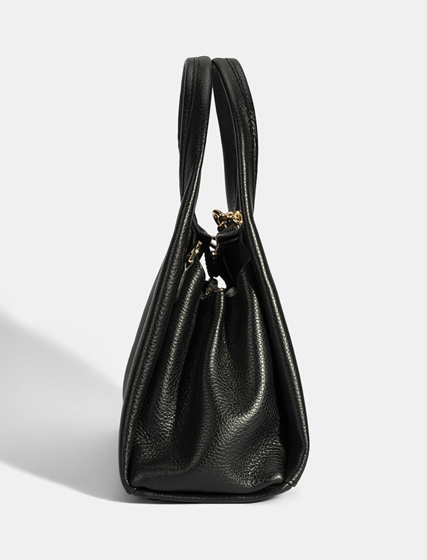 Kadın Siyah Charm Aksesuarlı Deri El Çantası Kadın Siyah Charm Aksesuarlı Deri El Çantası