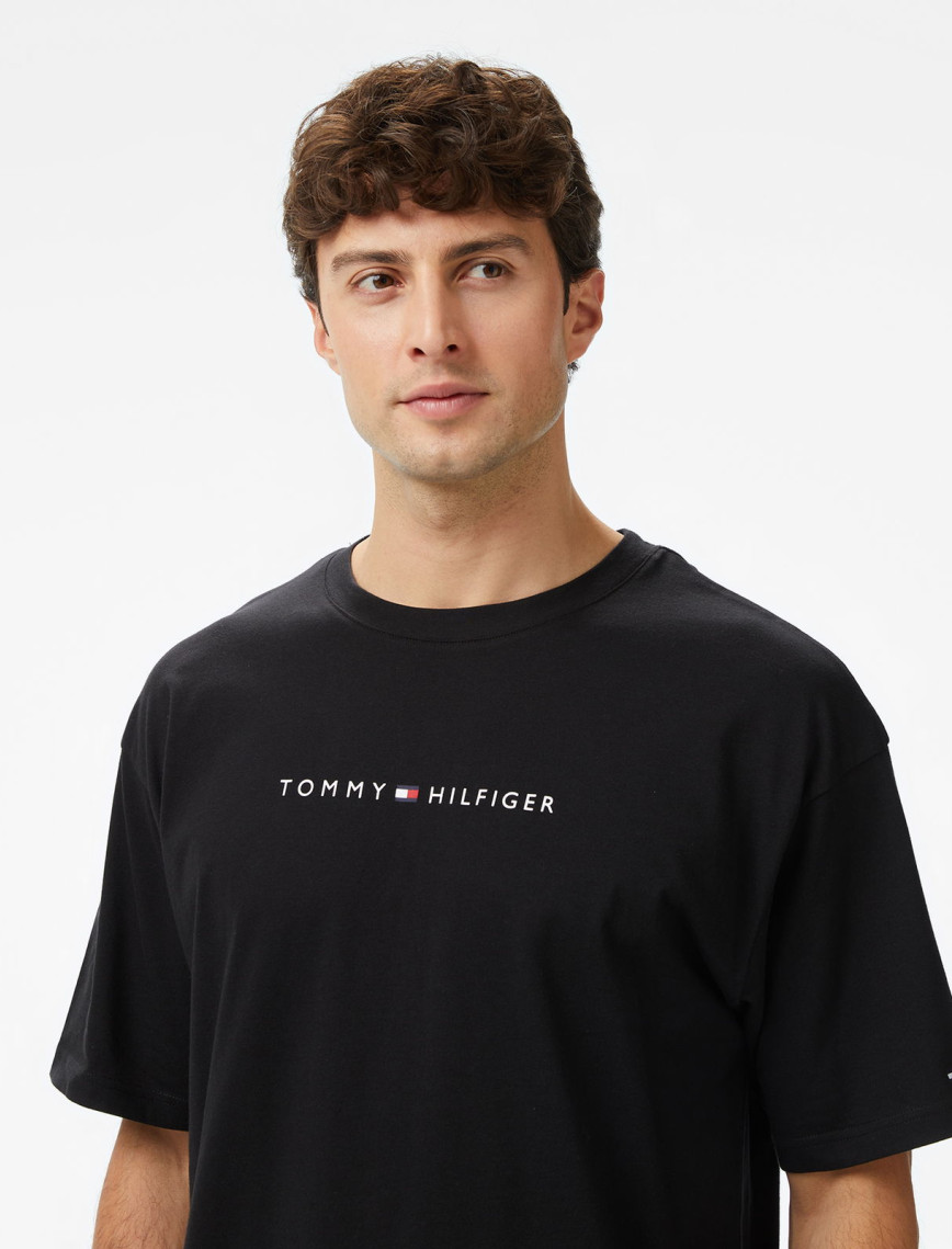 Tommy Hilfiger Logo Erkek Siyah T-Shirt Tommy Hilfiger Logo Erkek Siyah T-Shirt