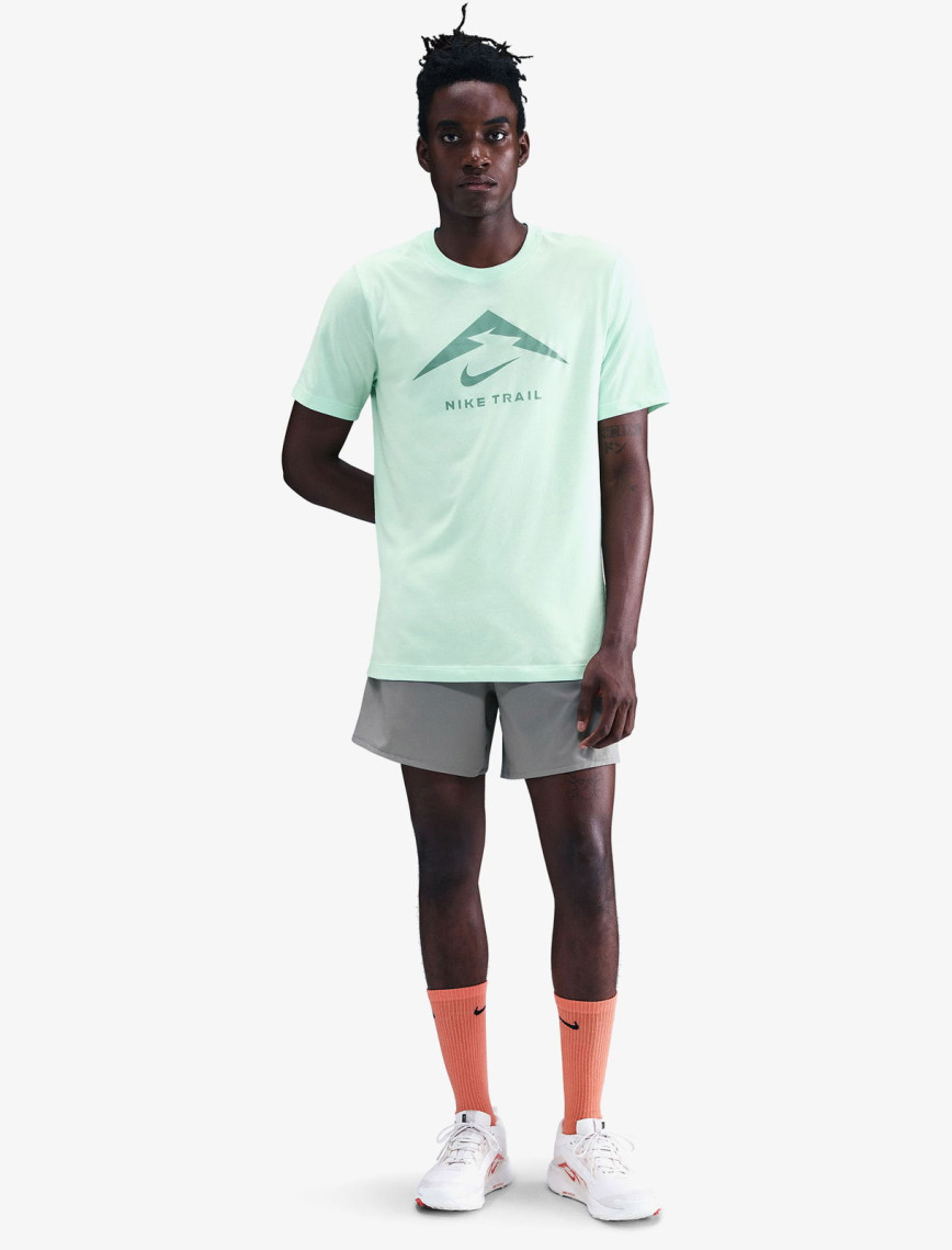 Nike Dri-Fit Trail Logo Erkek Yeşil T-Shirt Nike Dri-Fit Trail Logo Erkek Yeşil T-Shirt