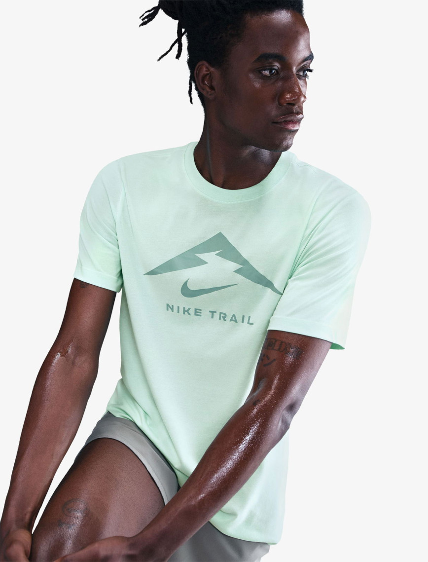 Nike Dri-Fit Trail Logo Erkek Yeşil T-Shirt Nike Dri-Fit Trail Logo Erkek Yeşil T-Shirt