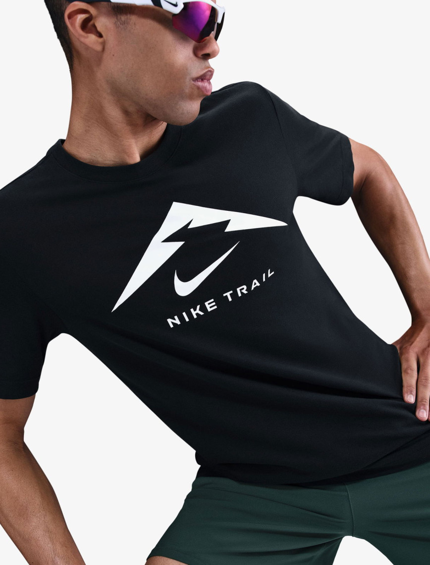 Nike Dri-Fit Trail Logo Erkek Siyah T-Shirt Nike Dri-Fit Trail Logo Erkek Siyah T-Shirt
