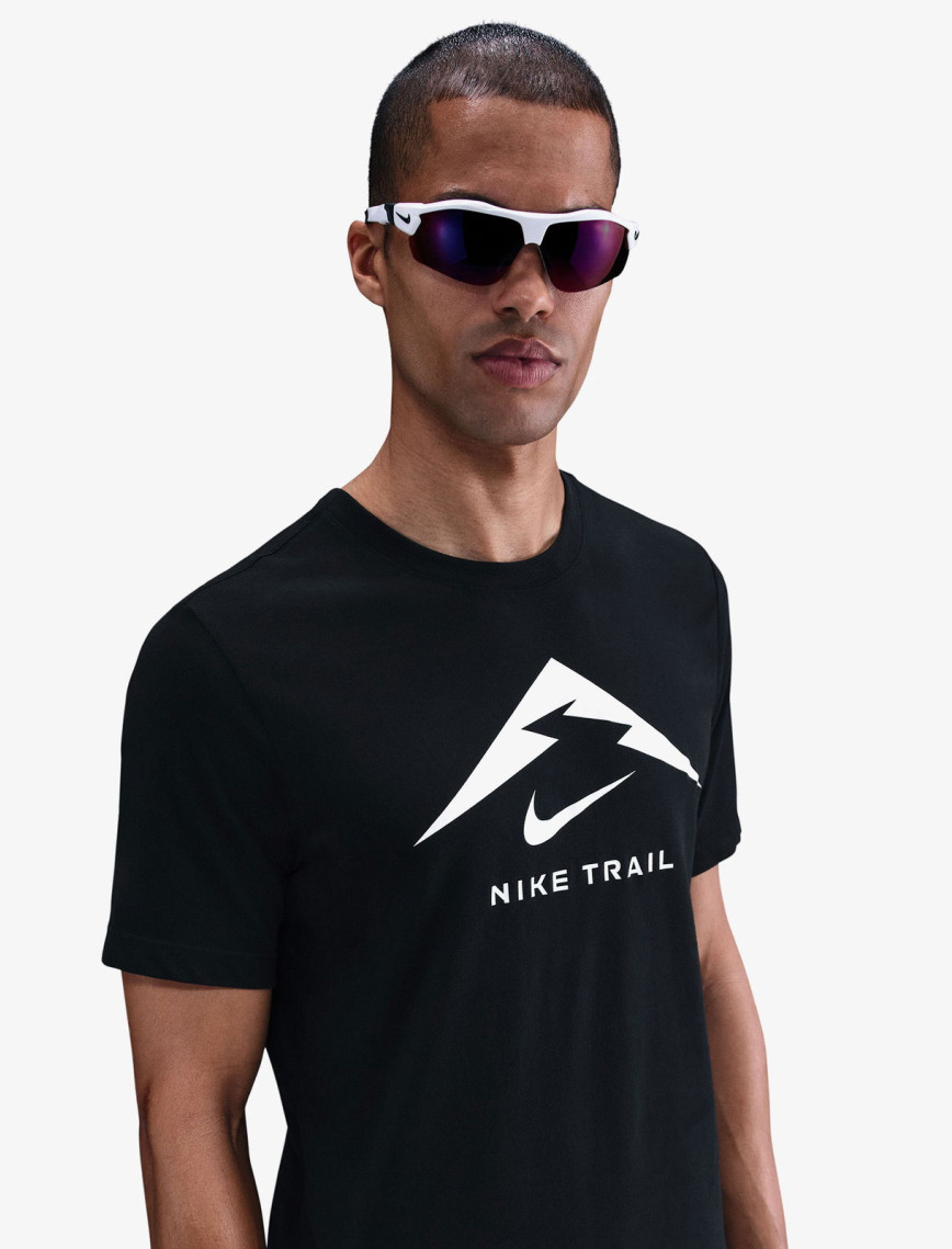 Nike Dri-Fit Trail Logo Erkek Siyah T-Shirt Nike Dri-Fit Trail Logo Erkek Siyah T-Shirt