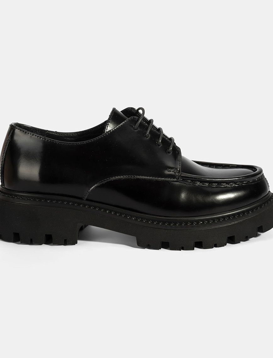 Kadın Siyah Bağcıklı Kalın Tabanlı Deri Günlük Ayakkabı Kadın Siyah Bağcıklı Kalın Tabanlı Deri Günlük Ayakkabı