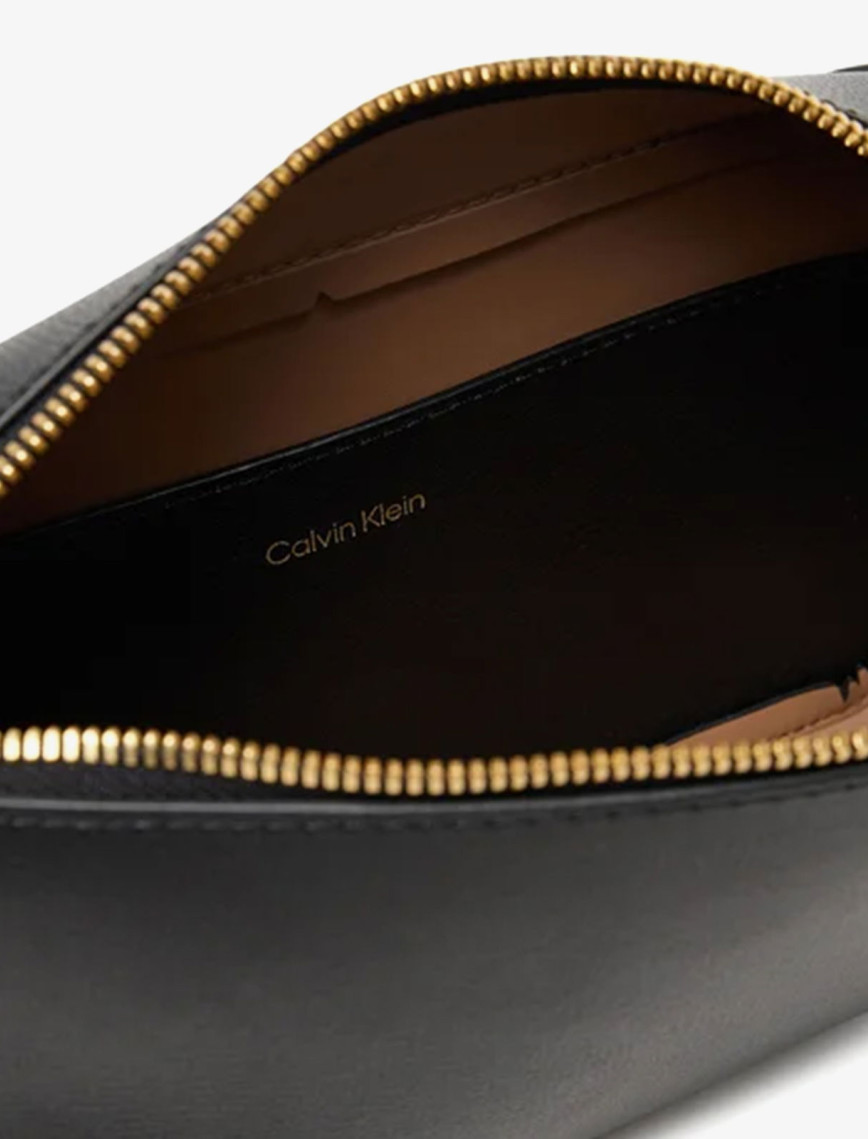 Calvin Klein Foil Logo Elongated Camera Kadın Siyah El Çantası