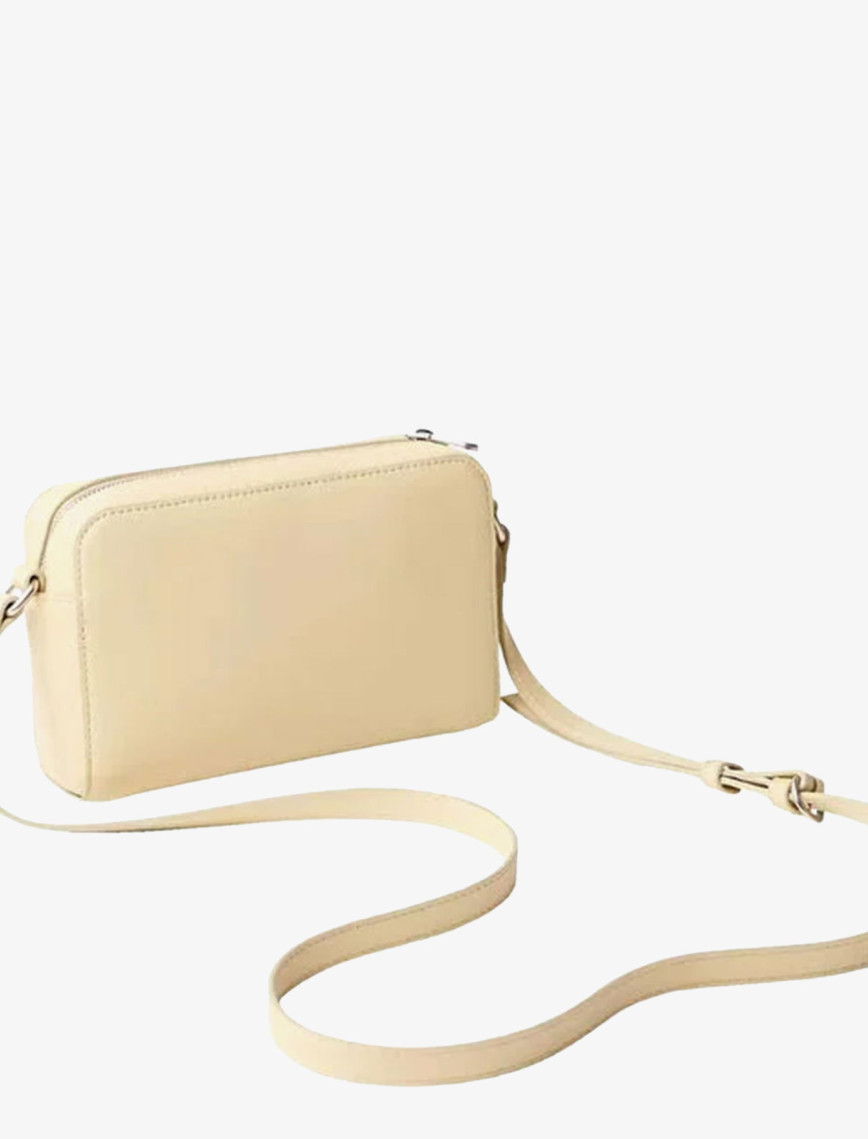 Calvin Klein Sculpted Kadın Beyaz El Çantası Calvin Klein Sculpted Kadın Beyaz El Çantası