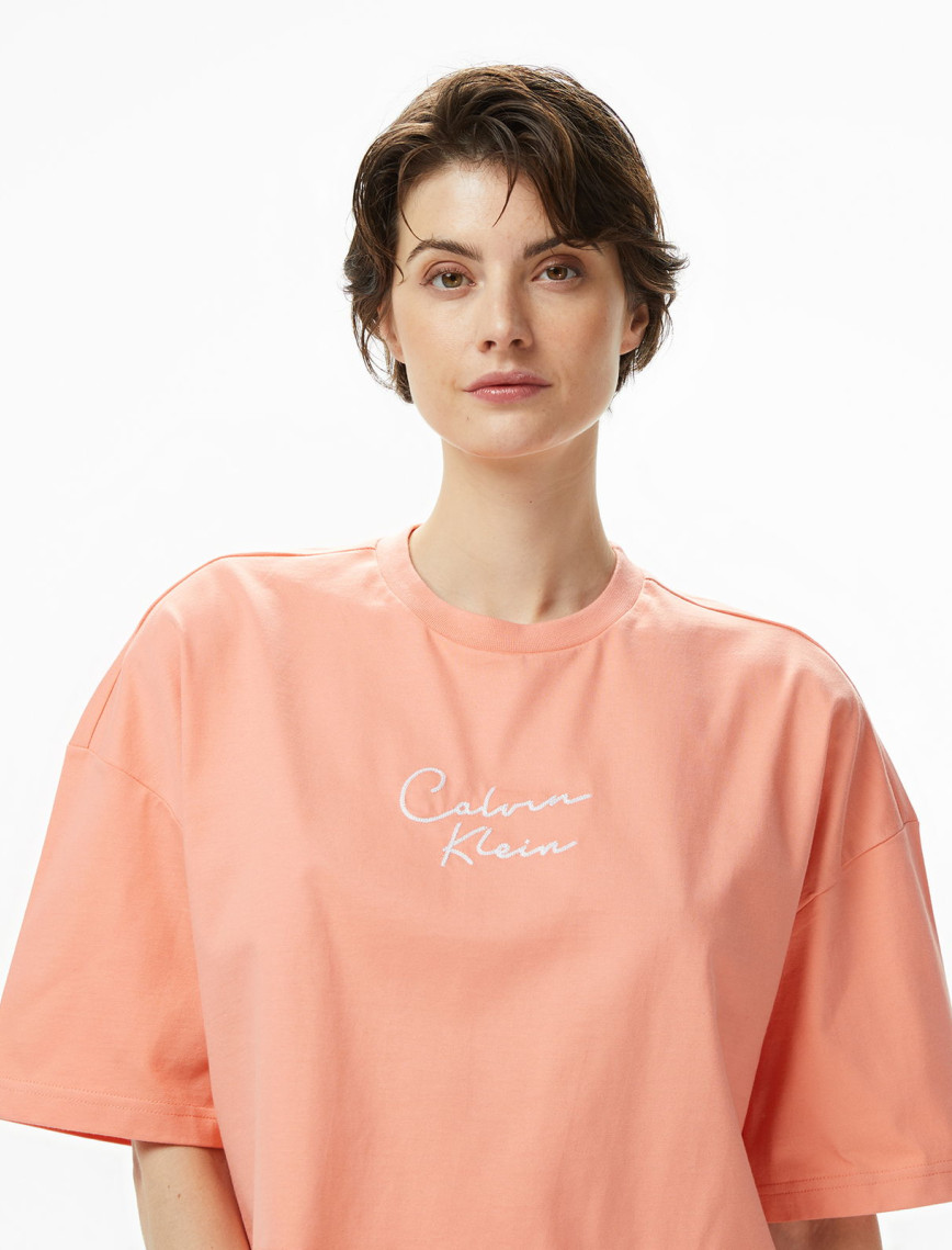 Calvin Klein Cropped Boxy Chain Stitch Logo Kadın Turuncu T-Shirt Calvin Klein Cropped Boxy Chain Stitch Logo Kadın Turuncu T-Shirt