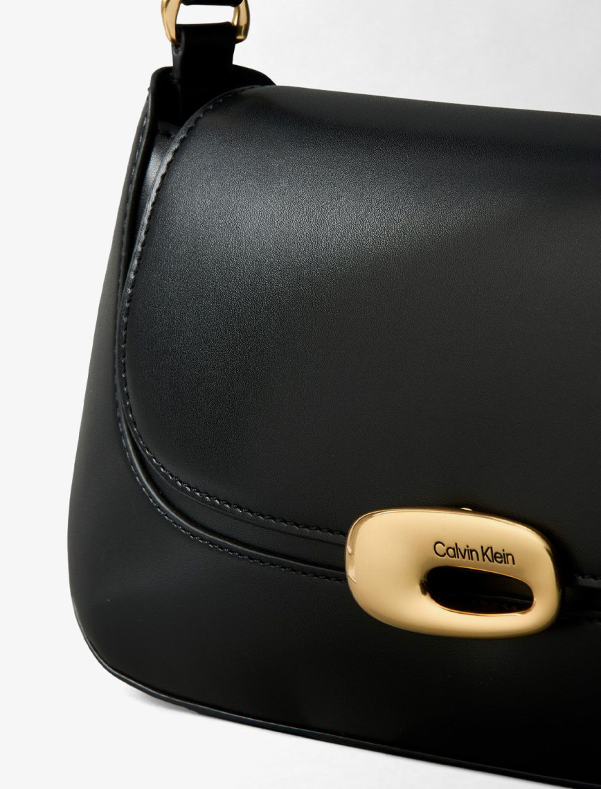 Calvin Klein Hardware Flap Shoulder Kadın Siyah El Çantası Calvin Klein Hardware Flap Shoulder Kadın Siyah El Çantası